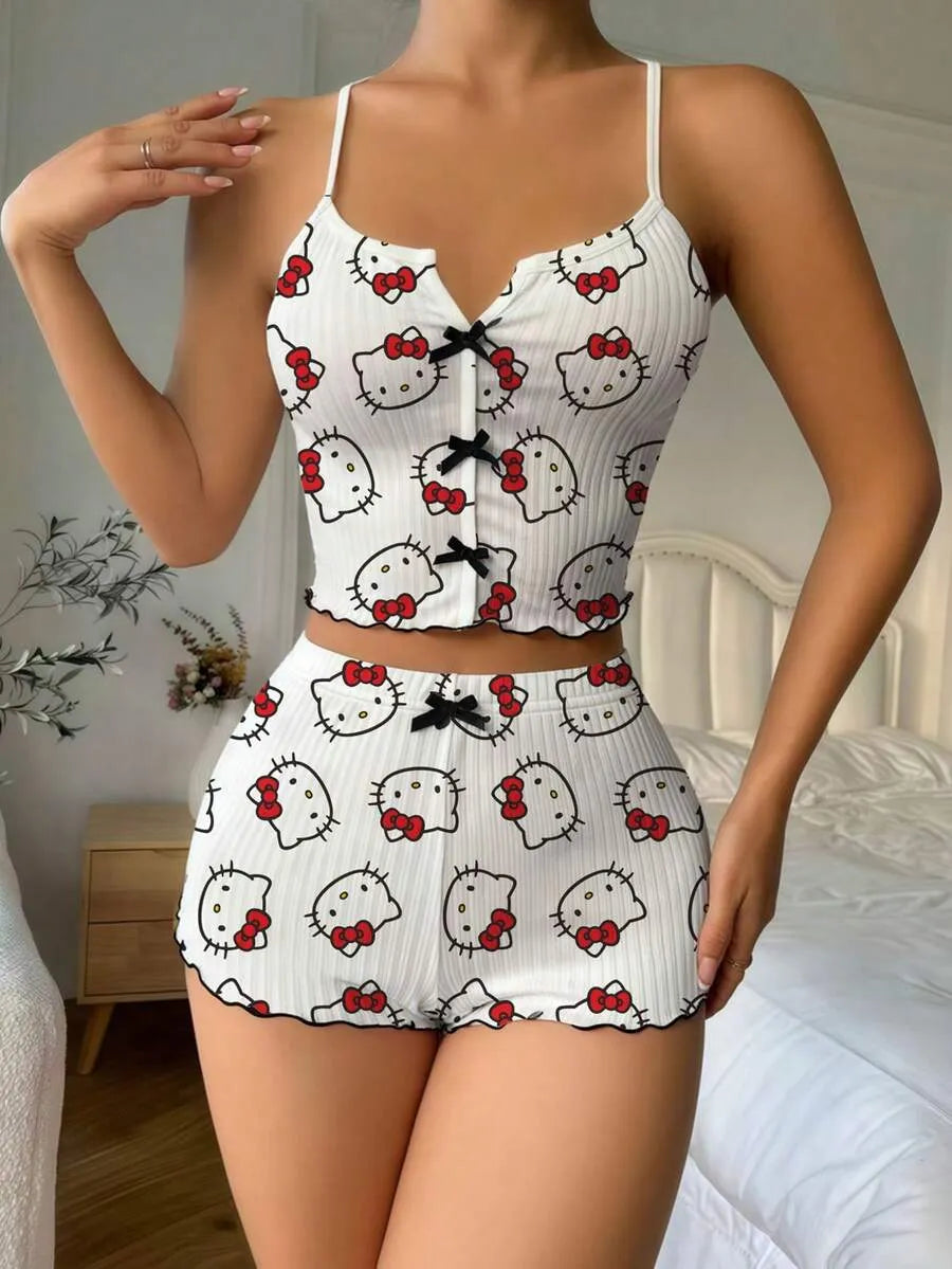 SHEIN Hello Kitty طقم قطعتين بيجاما بتوب كامي وشورت بلون أبيض
