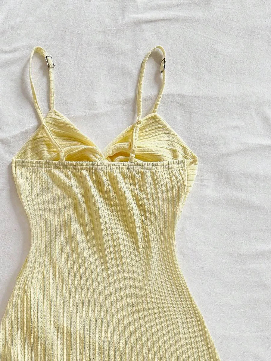 SHEIN Soleia فستان أصفر ميني ضيق بحمالات رفيعة وتفاصيل ثنيات وكشكش