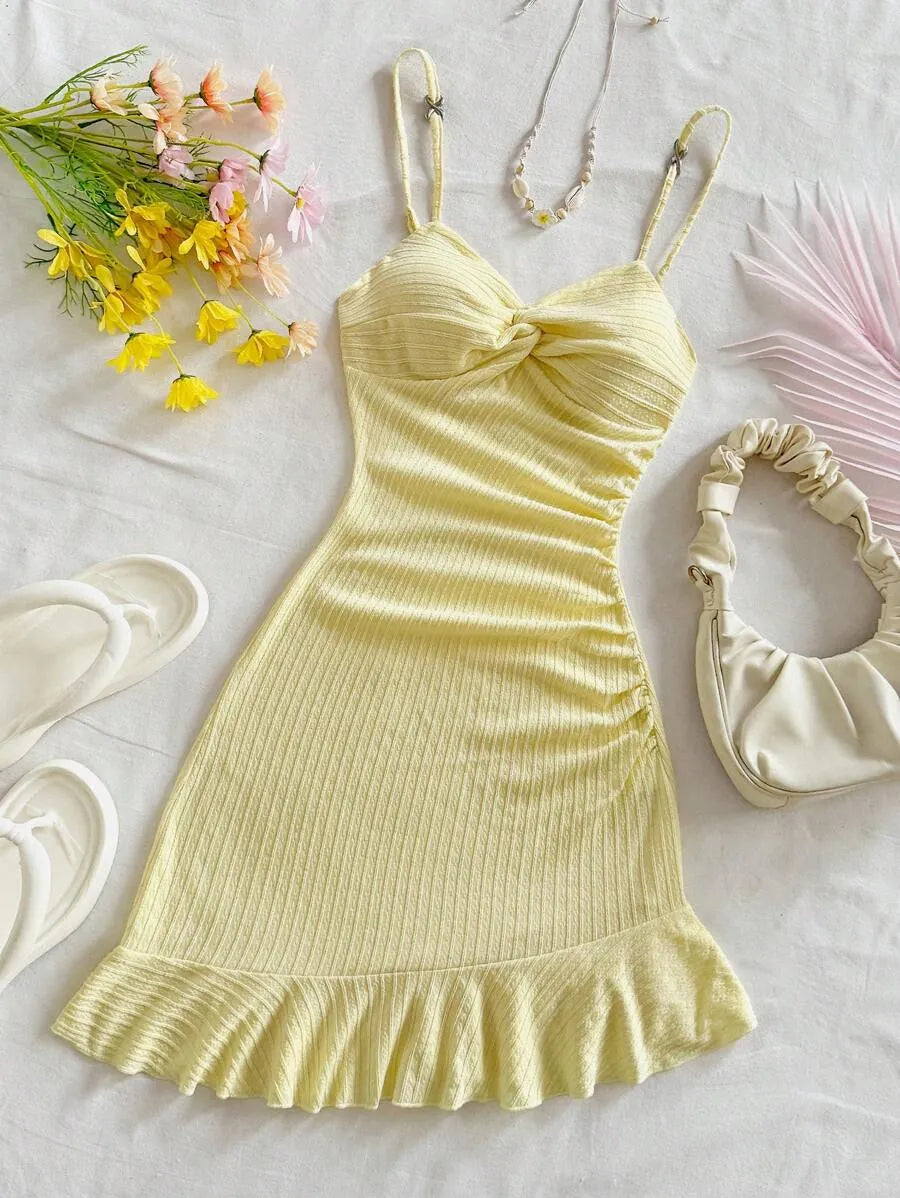 SHEIN Soleia فستان أصفر ميني ضيق بحمالات رفيعة وتفاصيل ثنيات وكشكش