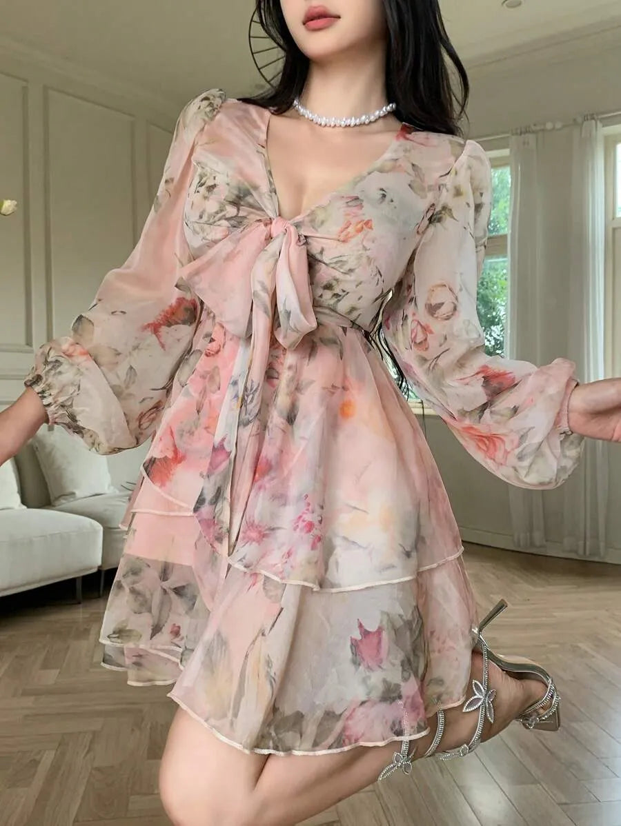 SHEIN DAZY فستان وردي ميني واسع  وأكمام طويلة واسعة بطبعة زهور