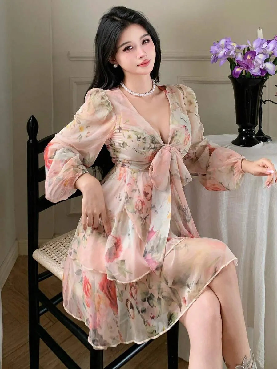 SHEIN DAZY فستان وردي ميني واسع  وأكمام طويلة واسعة بطبعة زهور