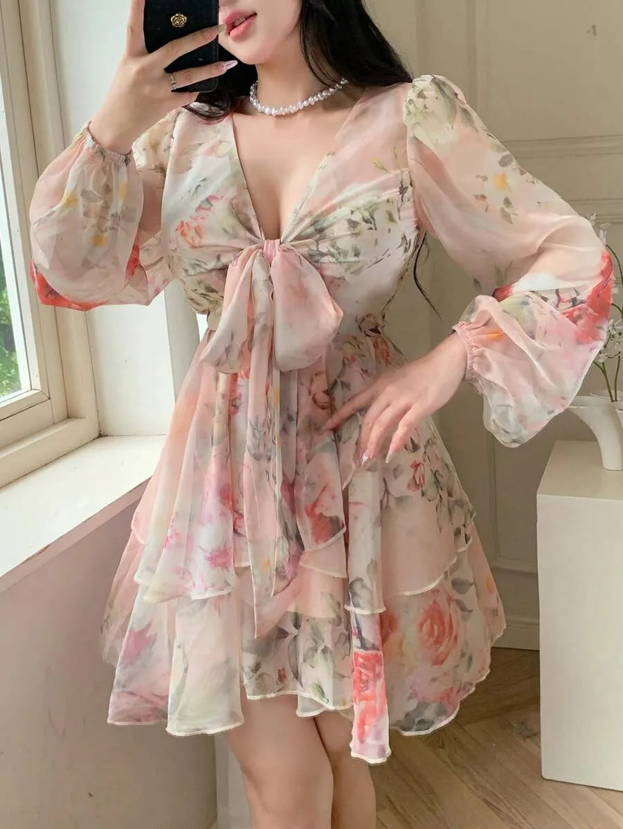 SHEIN DAZY فستان وردي ميني واسع  وأكمام طويلة واسعة بطبعة زهور