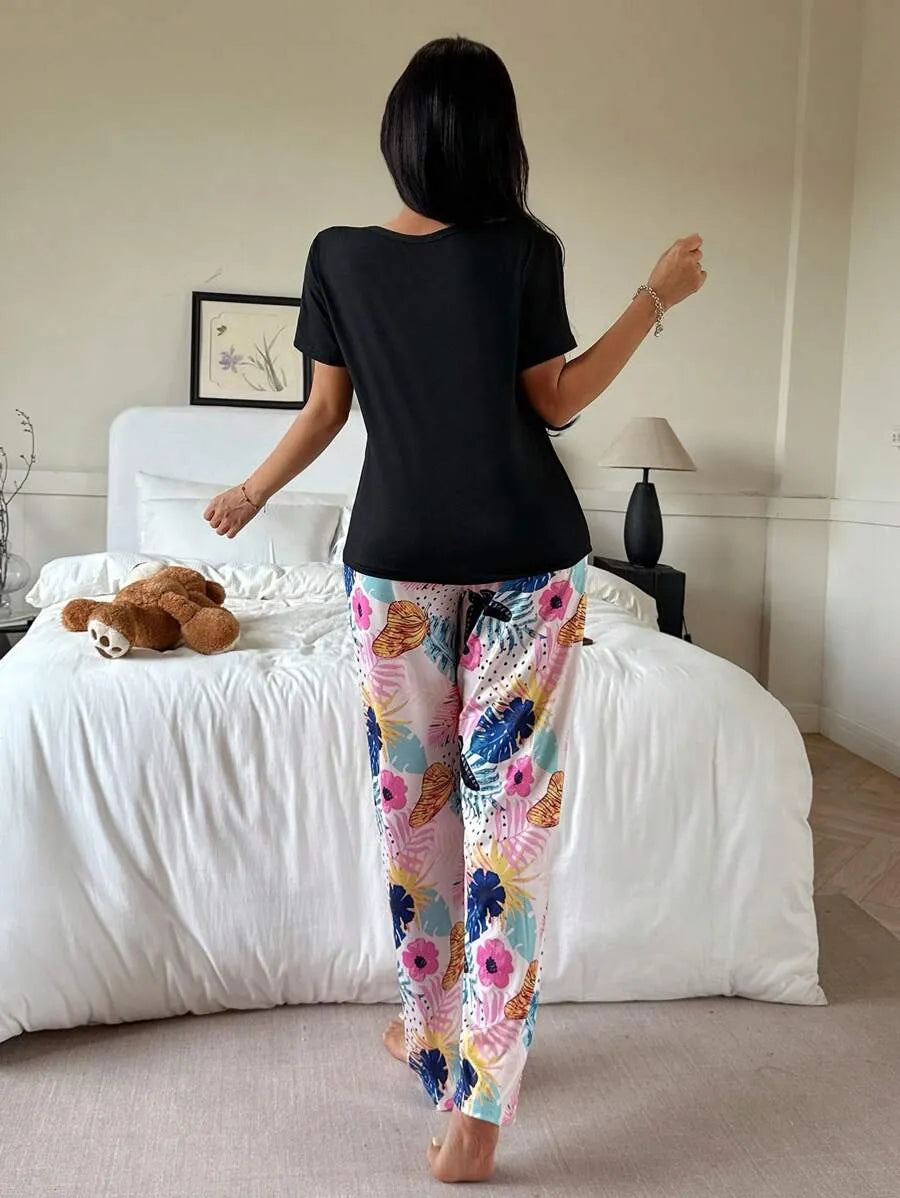 SHEIN طقم بيجامة قطعتين بأكمام قصيرة وبنطلون طويل بطبعة زهور وفراشات بلون أسود