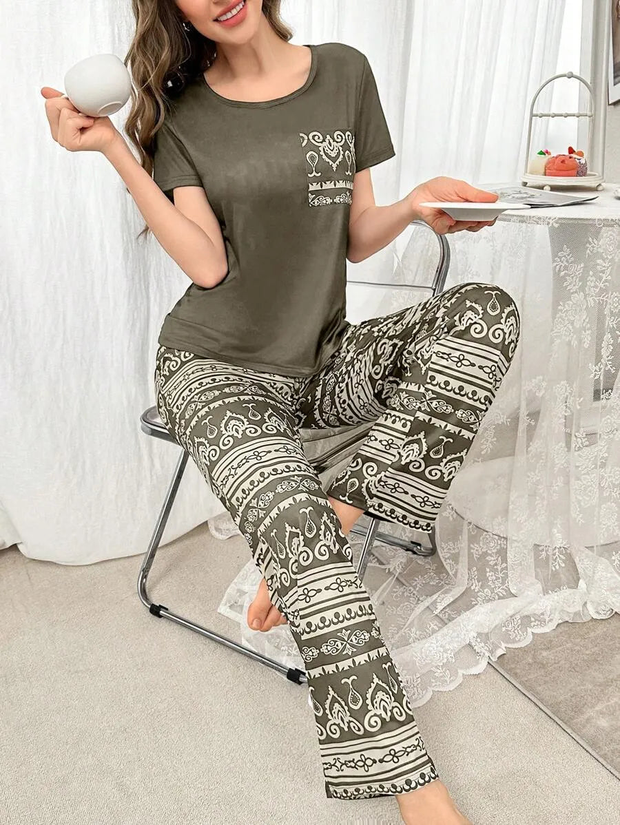 SHEIN طقم قطعتين بيجاما بتيشيرت بأكمام قصيرة وبنطلون طويل متعدد الألوان