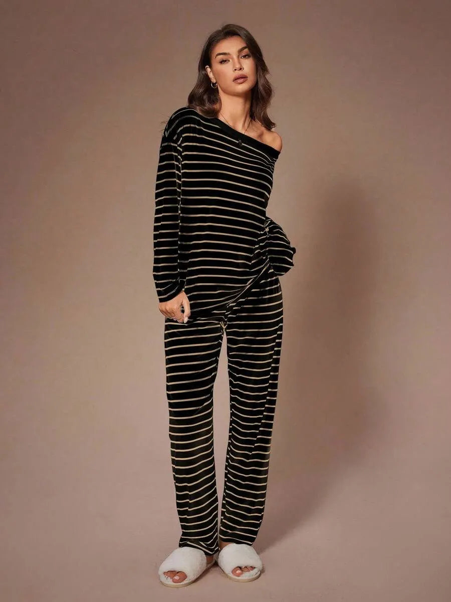 SHEIN Lazeform طقم بيجامة قطعتين بأكمام طويلة وكتف مكشوف بخطوط مائلة بلون أسود