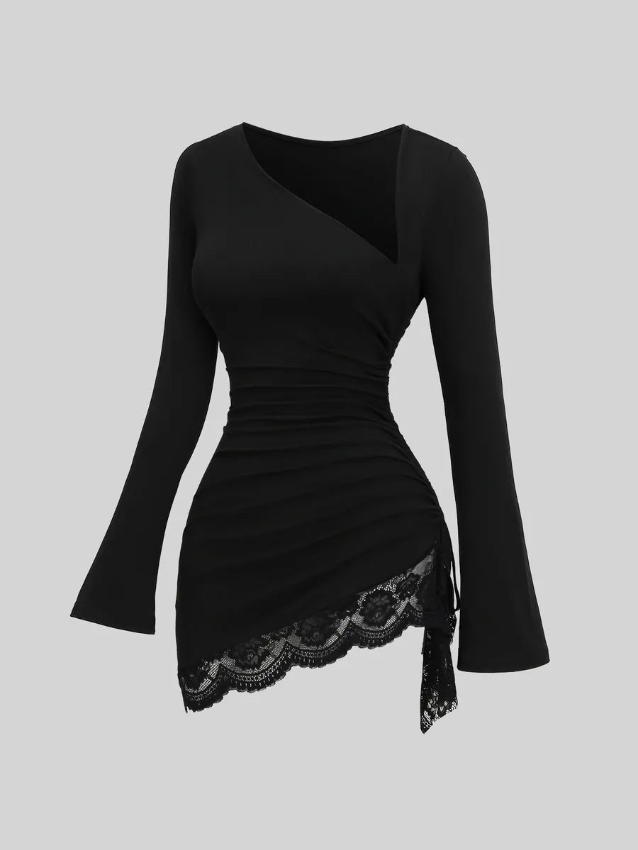 SHEIN Sweetra فستان ميني ضيق بياقة غير متماثلة وأكمام طويلة واسعة وثنيات بلون أسود