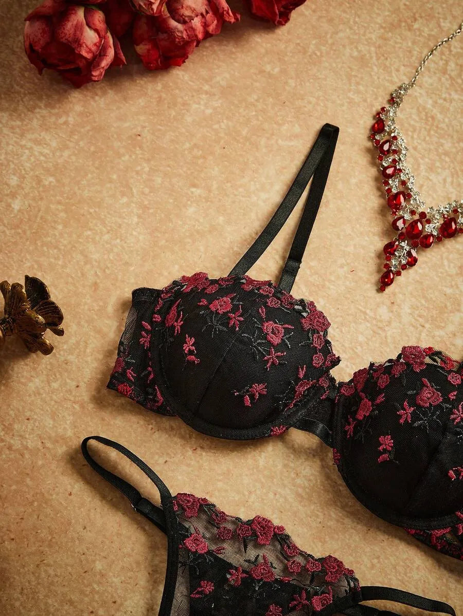 SHEIN PinupPomp طقم ملابس داخلية قطعتين بنقوش زهرية بحمالة صدر وثونغ