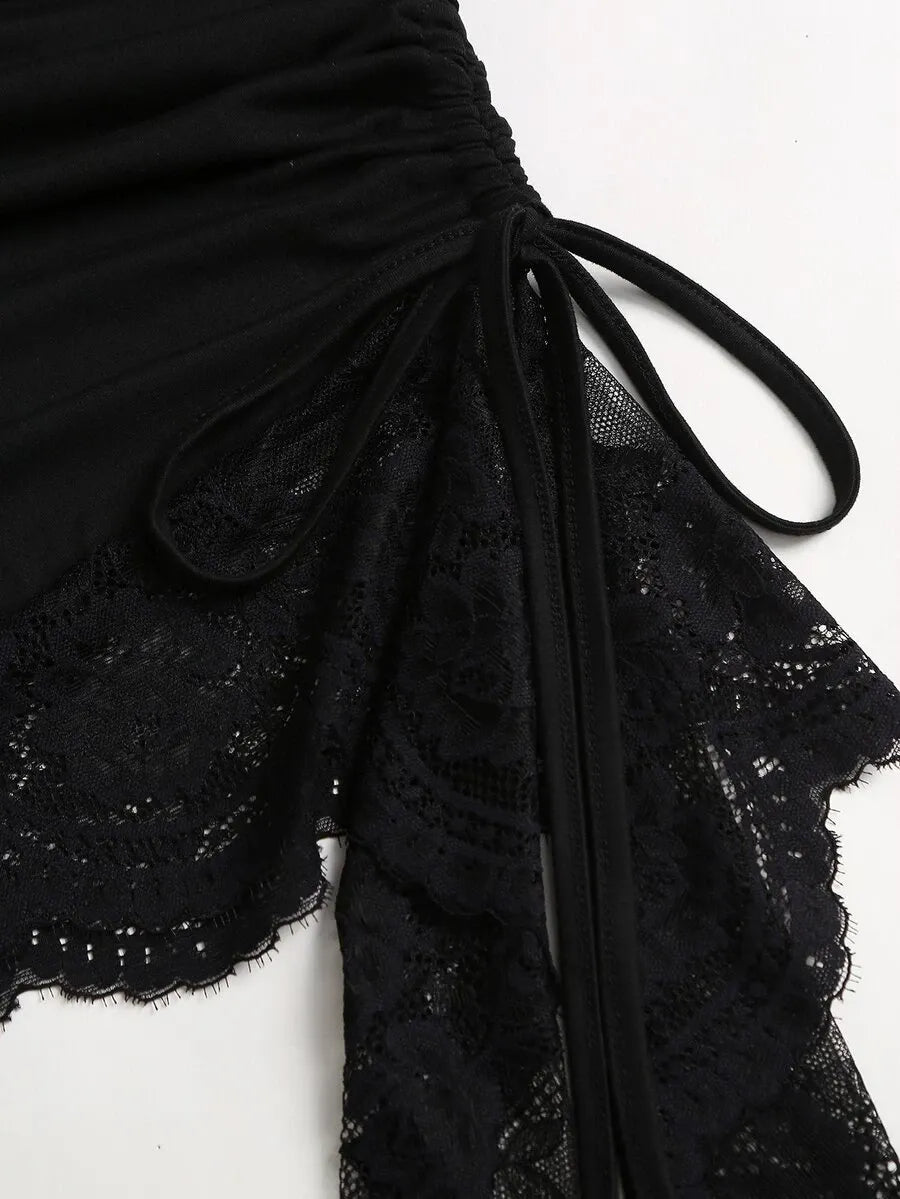 SHEIN Sweetra فستان ميني ضيق بياقة غير متماثلة وأكمام طويلة واسعة وثنيات بلون أسود