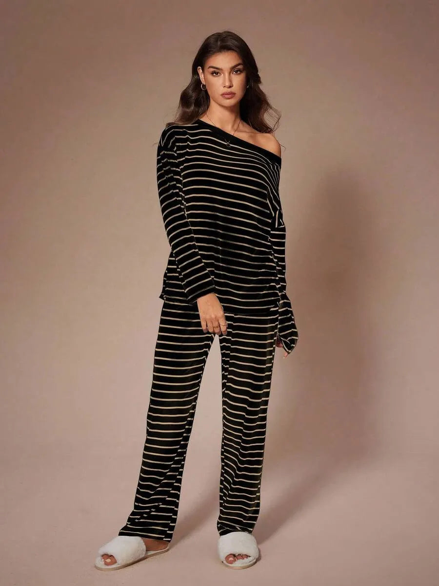 SHEIN Lazeform طقم بيجامة قطعتين بأكمام طويلة وكتف مكشوف بخطوط مائلة بلون أسود