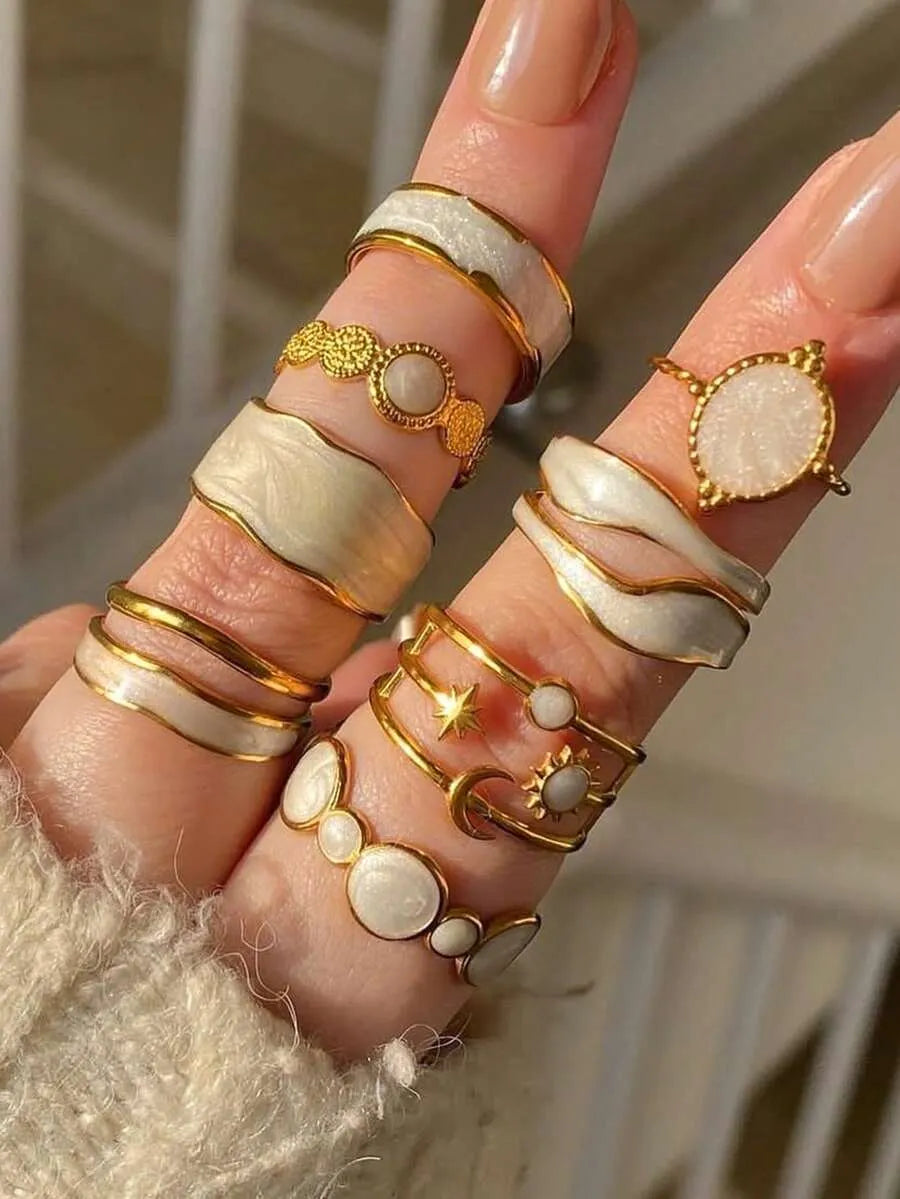 SHEIN مجموعة 8 قطع خواتم نسائية بتصميم نجوم وقمر وشمس بلون ذهبي أصفر