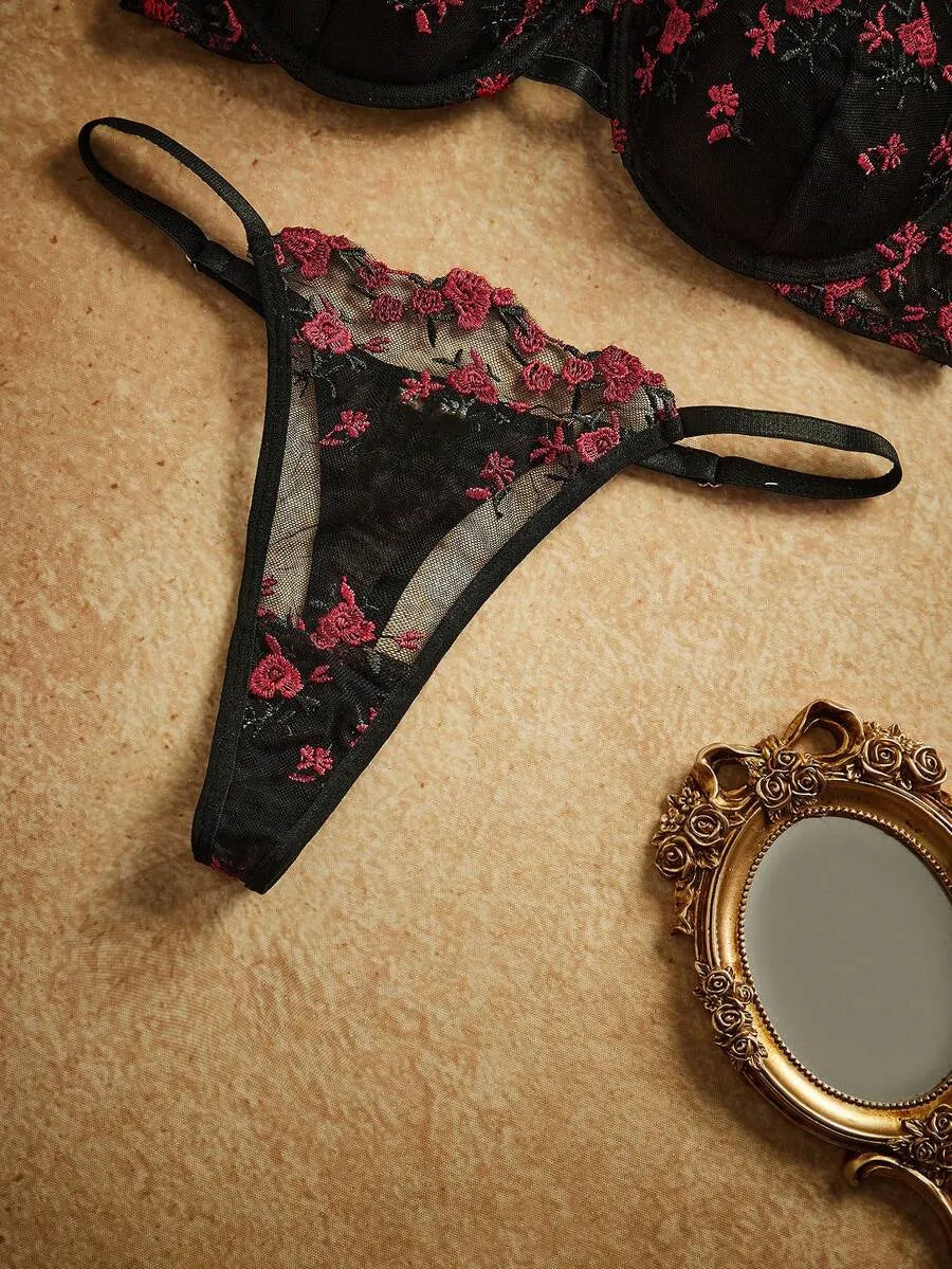 SHEIN PinupPomp طقم ملابس داخلية قطعتين بنقوش زهرية بحمالة صدر وثونغ