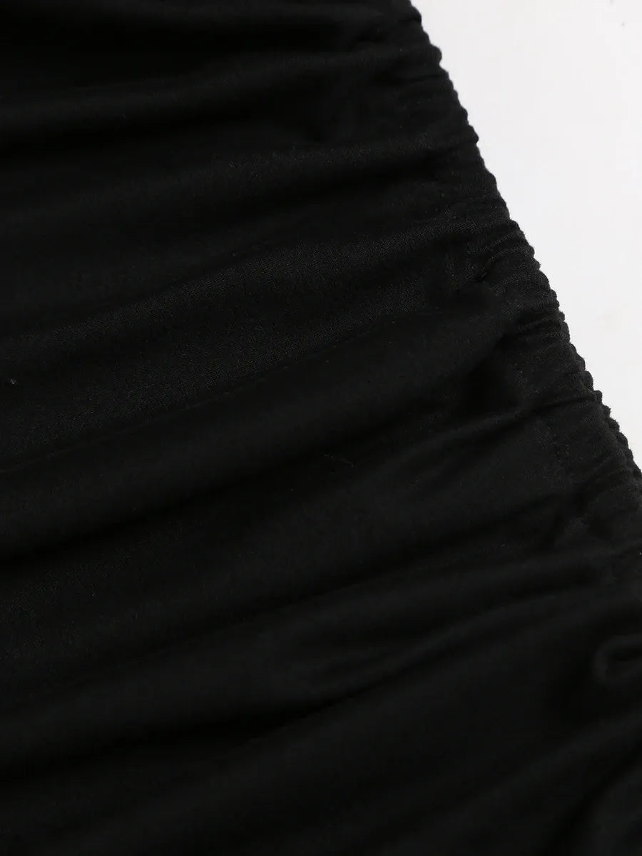 SHEIN Sweetra فستان ميني ضيق بياقة غير متماثلة وأكمام طويلة واسعة وثنيات بلون أسود