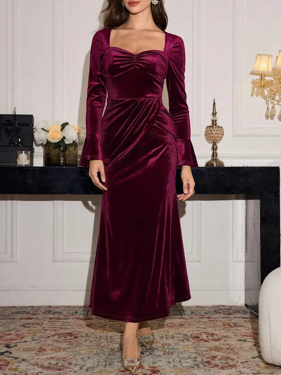 SHEIN Modelyn فستان مخملي طويل بياقة قلب وأكمام بفتحات وثنيات بلون أحمر