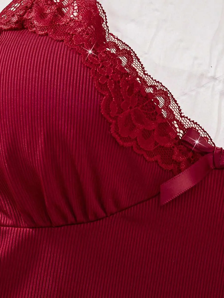 SHEIN طقم قطعتين كاميسول دانتيل بفيونكة + شورت بخصر مطاطي بلون عنابي