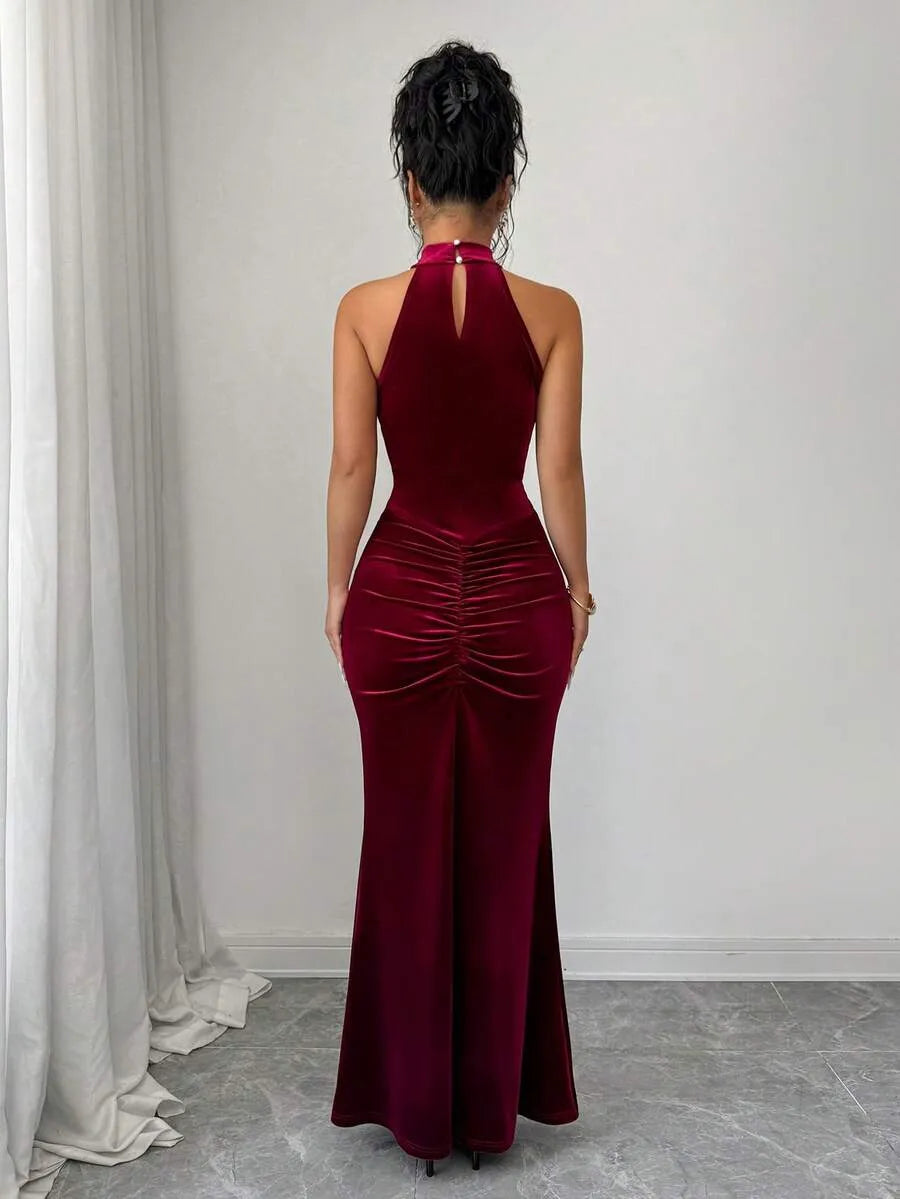 SHEIN فستان مخملي طويل بياقة هالتر وذيل سمكة مزين بخرز اللؤلؤ وشق جانبي بلون عنابي