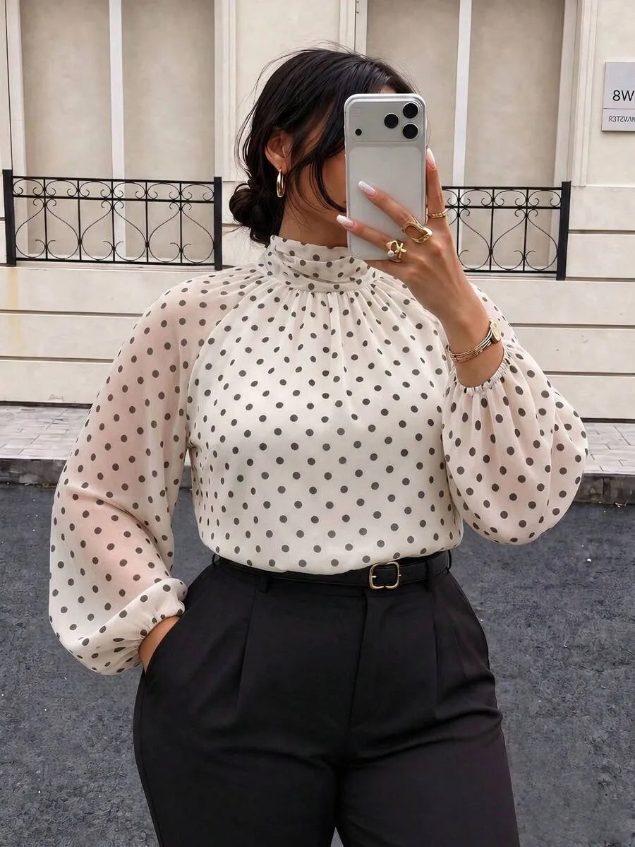 SHEIN بلوزة شيفون بياقة عالية وأكمام منتفخة ونقشة نقاط بلون بيج