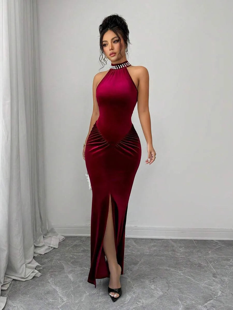 SHEIN فستان مخملي طويل بياقة هالتر وذيل سمكة مزين بخرز اللؤلؤ وشق جانبي بلون عنابي