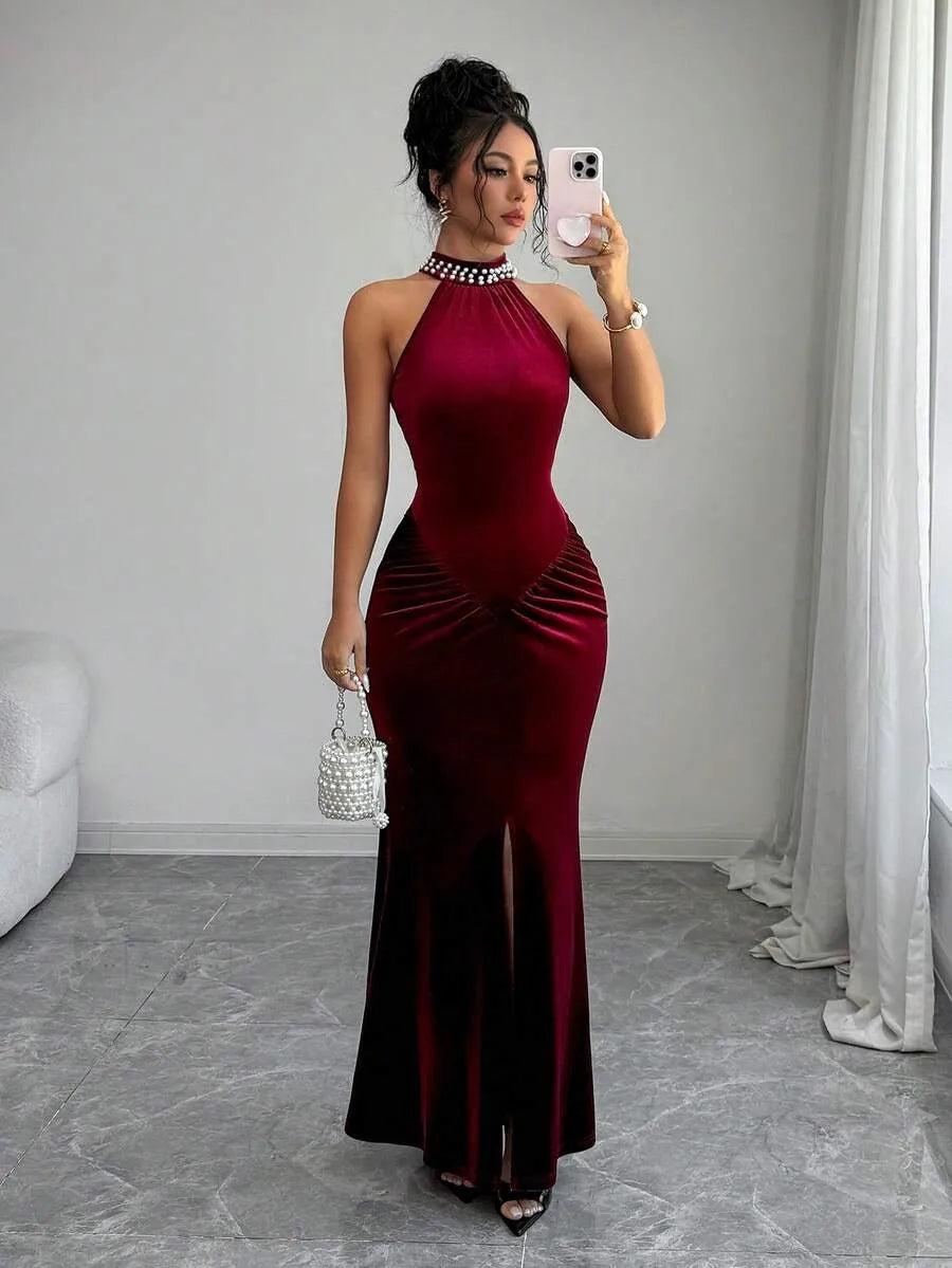 SHEIN فستان مخملي طويل بياقة هالتر وذيل سمكة مزين بخرز اللؤلؤ وشق جانبي بلون عنابي