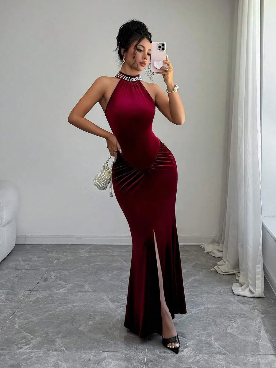 SHEIN فستان مخملي طويل بياقة هالتر وذيل سمكة مزين بخرز اللؤلؤ وشق جانبي بلون عنابي