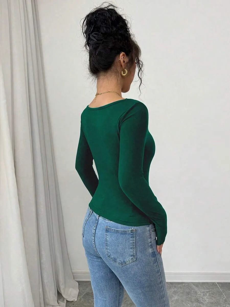 SHEIN Gloray تي شيرت نسائي ضيق بياقة مربعة وحافة متموجة وأكمام طويلة بلون أخضر داكن