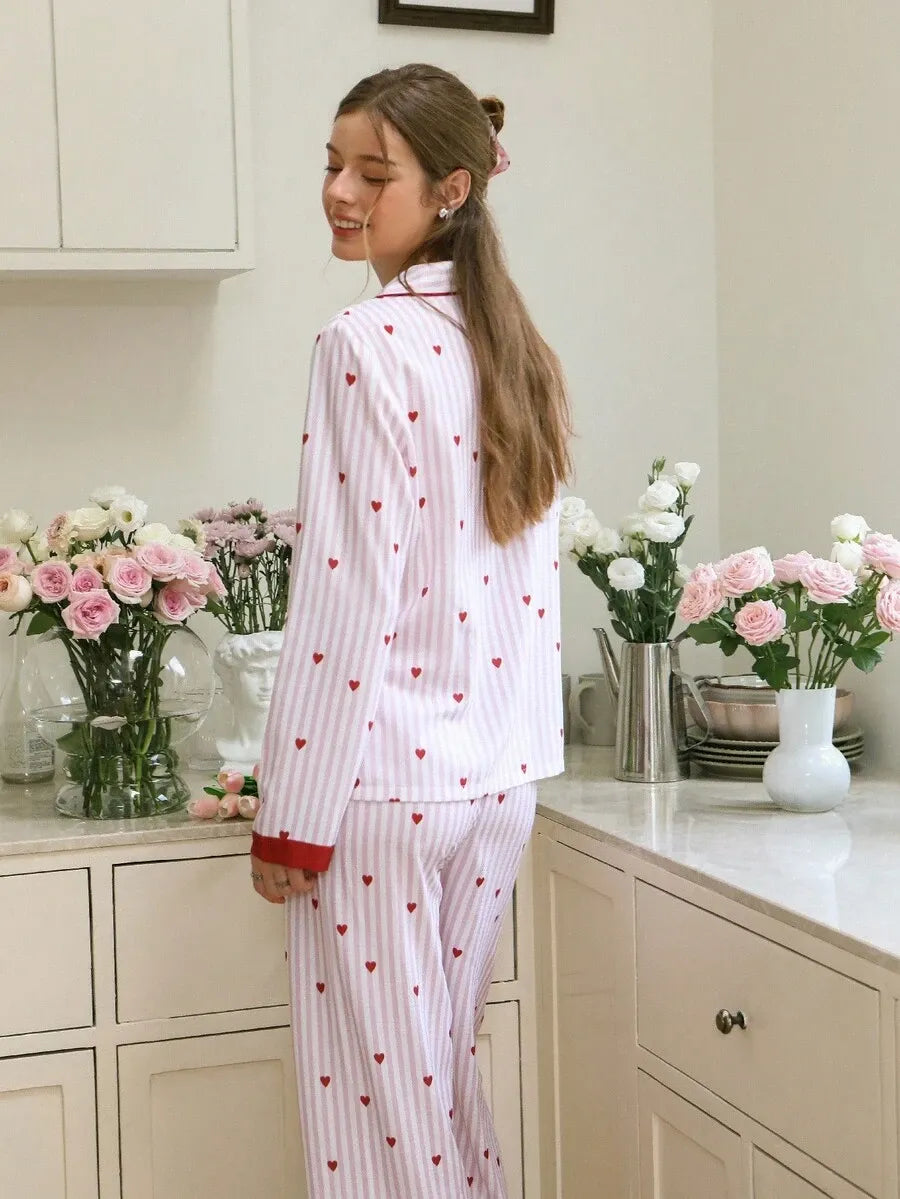 SHEIN طقم قطعتين بيجاما بأكمام طويلة وبنطلون بطبعة قلوب مخططة متعدد الألوان