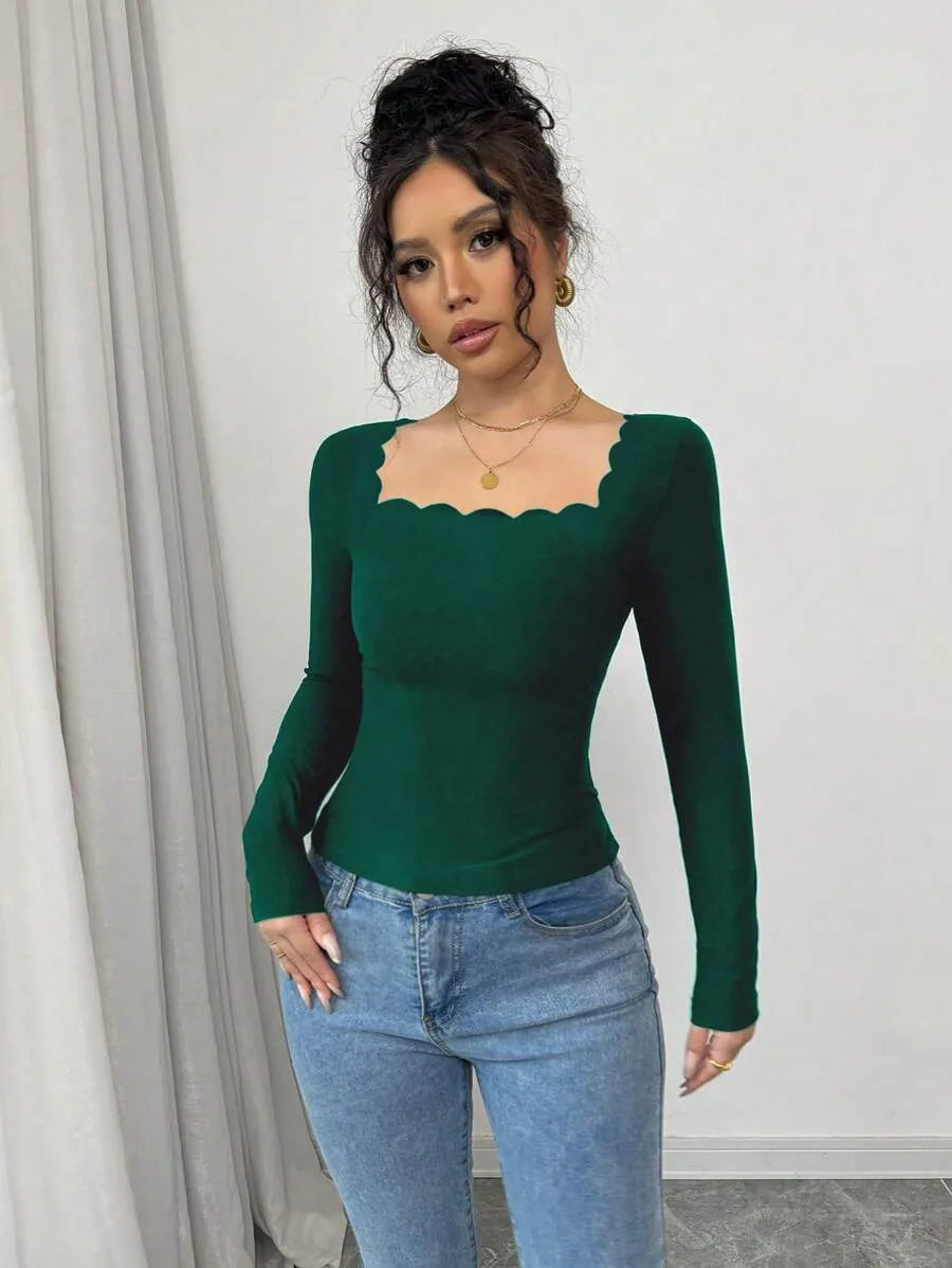 SHEIN Gloray تي شيرت نسائي ضيق بياقة مربعة وحافة متموجة وأكمام طويلة بلون أخضر داكن