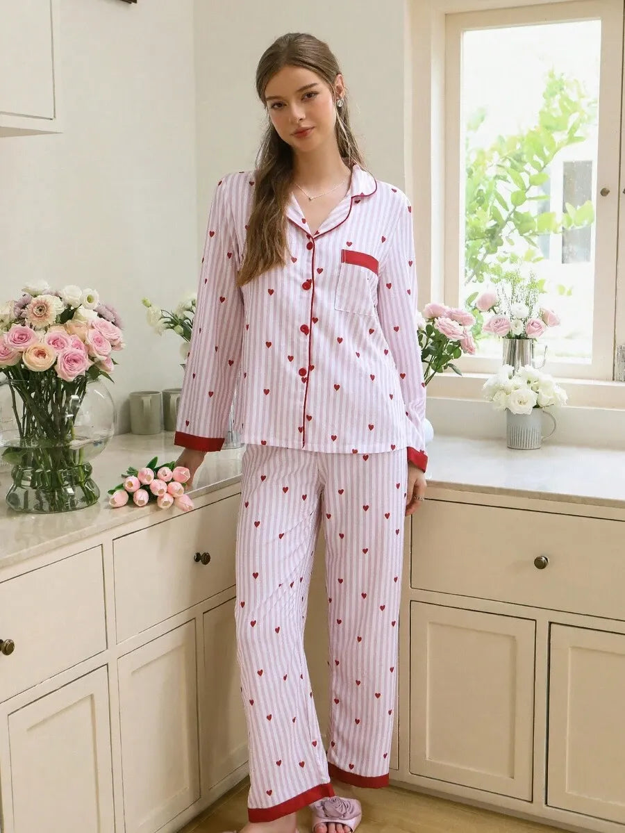 SHEIN طقم قطعتين بيجاما بأكمام طويلة وبنطلون بطبعة قلوب مخططة متعدد الألوان