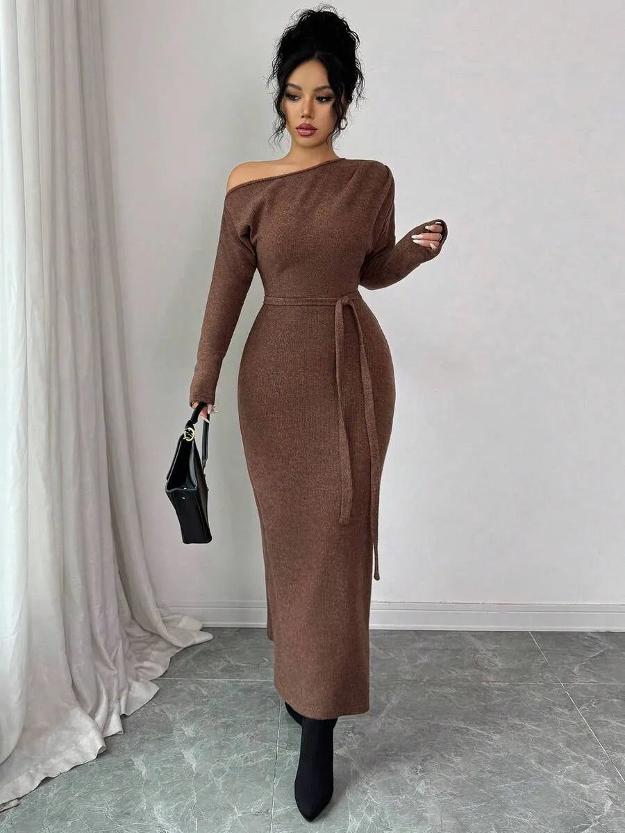 SHEIN Modelyn فستان نسائي طويل بكتف مائل وخصر عالٍ وأكمام ثلاثة أرباع بلون بني داكن