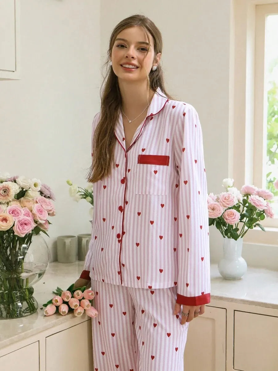 SHEIN طقم قطعتين بيجاما بأكمام طويلة وبنطلون بطبعة قلوب مخططة متعدد الألوان