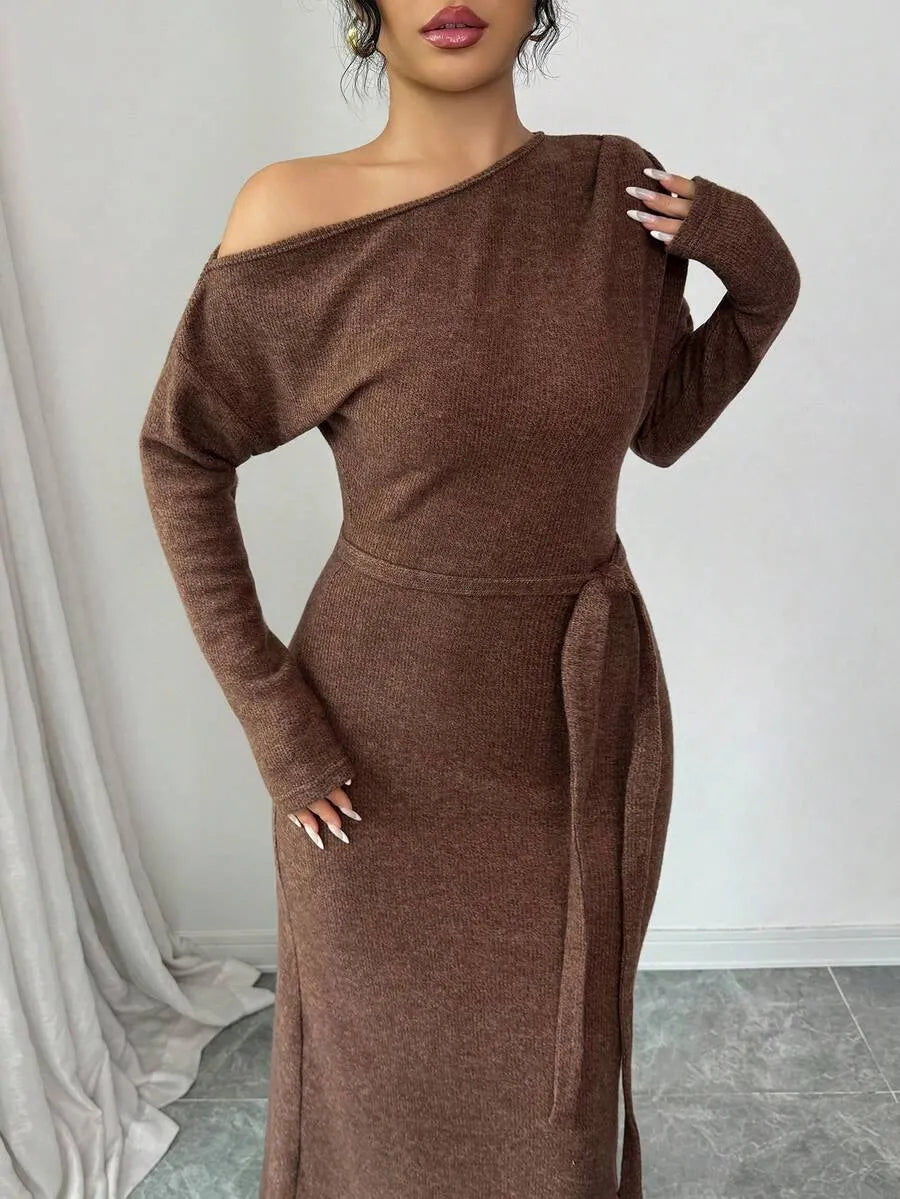 SHEIN Modelyn فستان نسائي طويل بكتف مائل وخصر عالٍ وأكمام ثلاثة أرباع بلون بني داكن