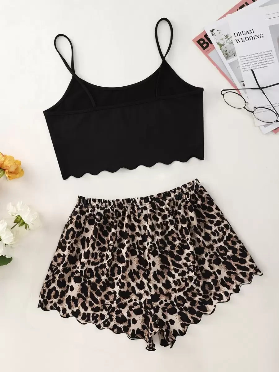 SHEIN طقم قطعتين بيجاما بتوب بحمالات وشورت بطبعة نمر وحروف متعدد الألوان