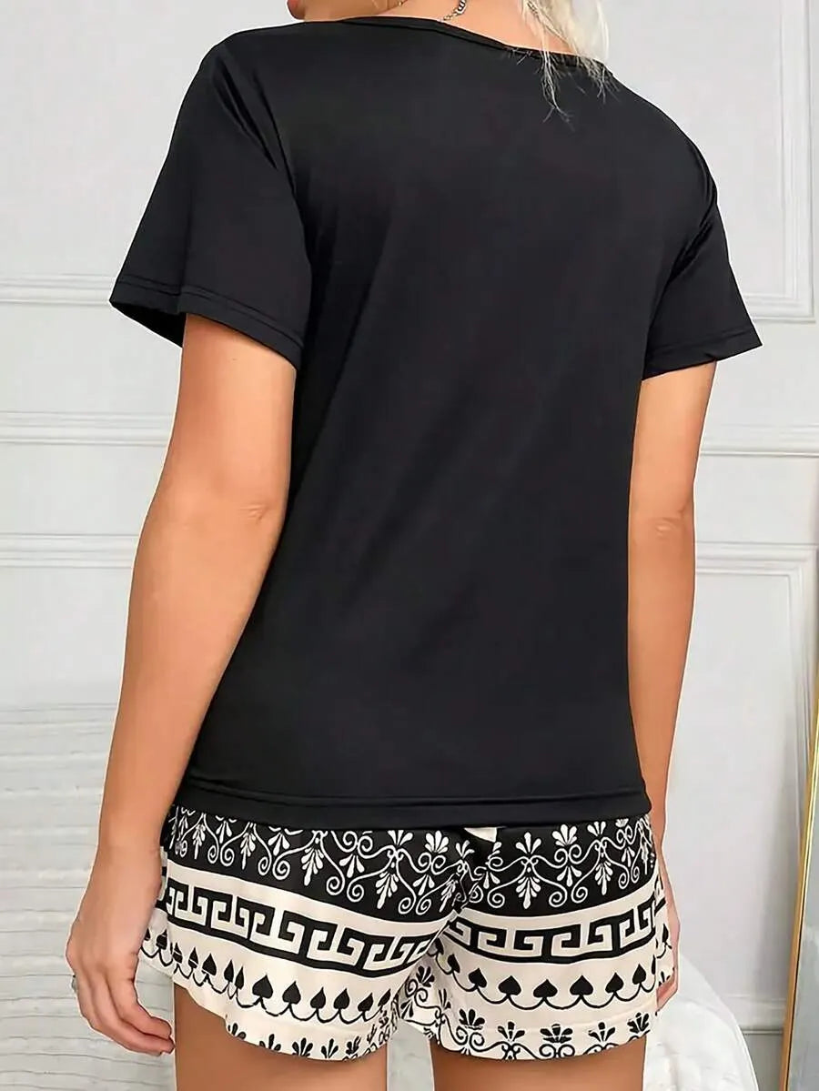 SHEIN طقم نوم بطبعة فيل بأكمام قصيرة بلون أسود
