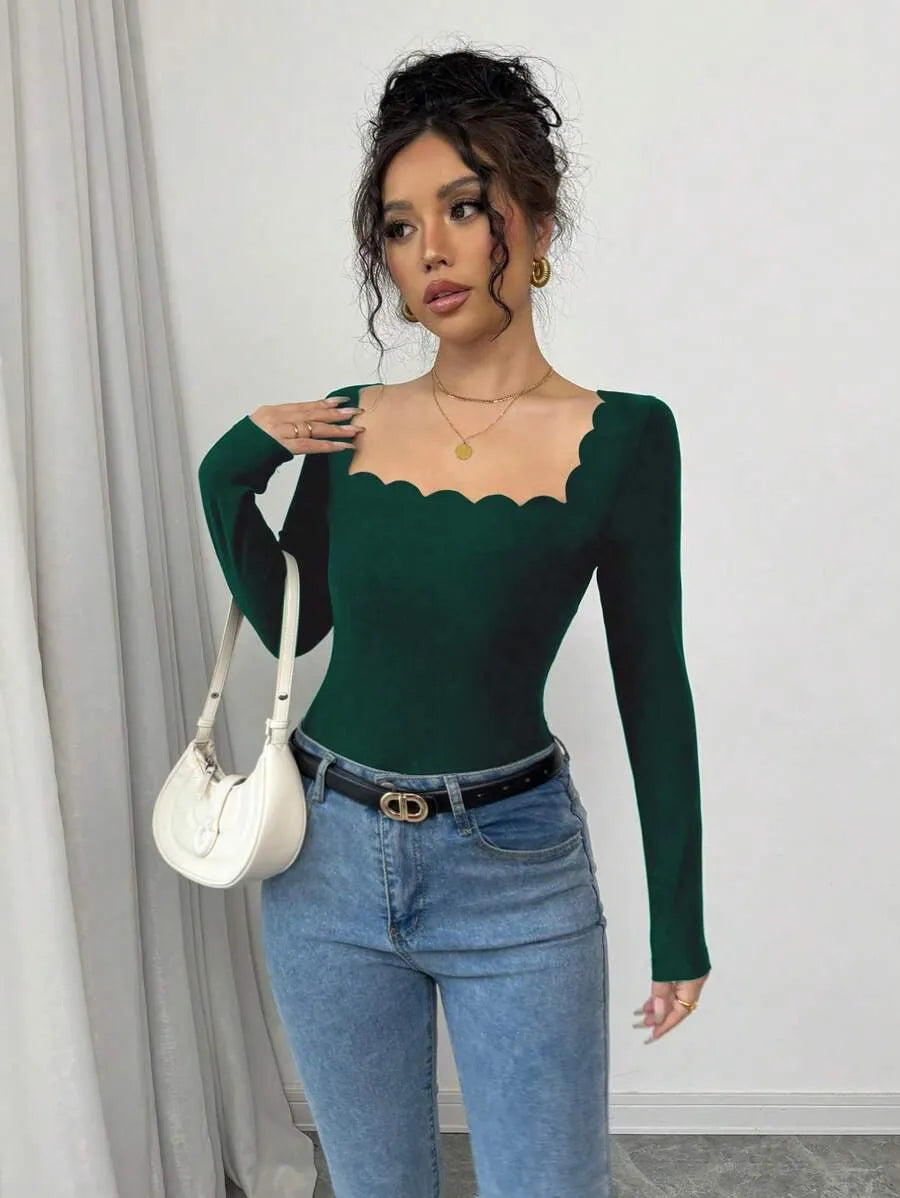 SHEIN Gloray تي شيرت نسائي ضيق بياقة مربعة وحافة متموجة وأكمام طويلة بلون أخضر داكن