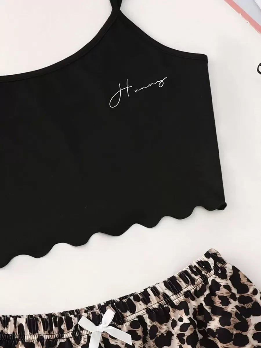 SHEIN طقم قطعتين بيجاما بتوب بحمالات وشورت بطبعة نمر وحروف متعدد الألوان