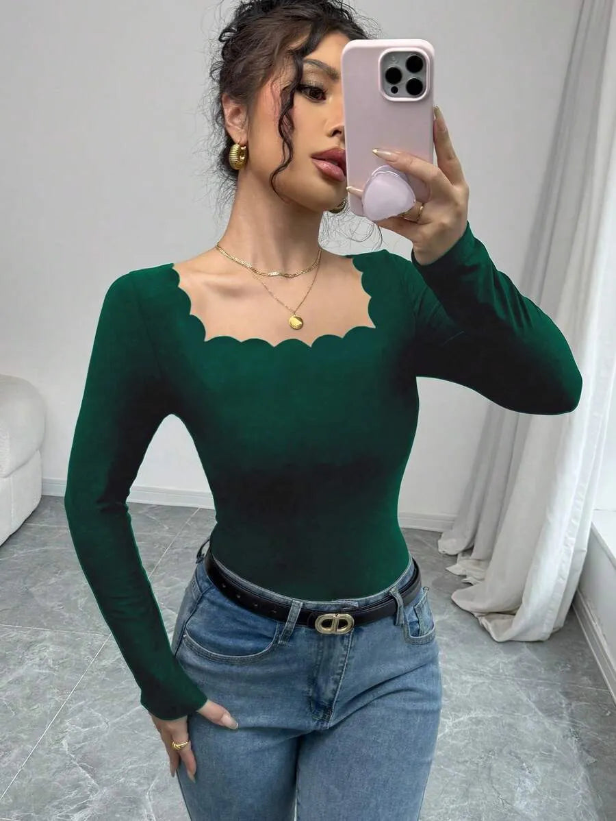 SHEIN Gloray تي شيرت نسائي ضيق بياقة مربعة وحافة متموجة وأكمام طويلة بلون أخضر داكن