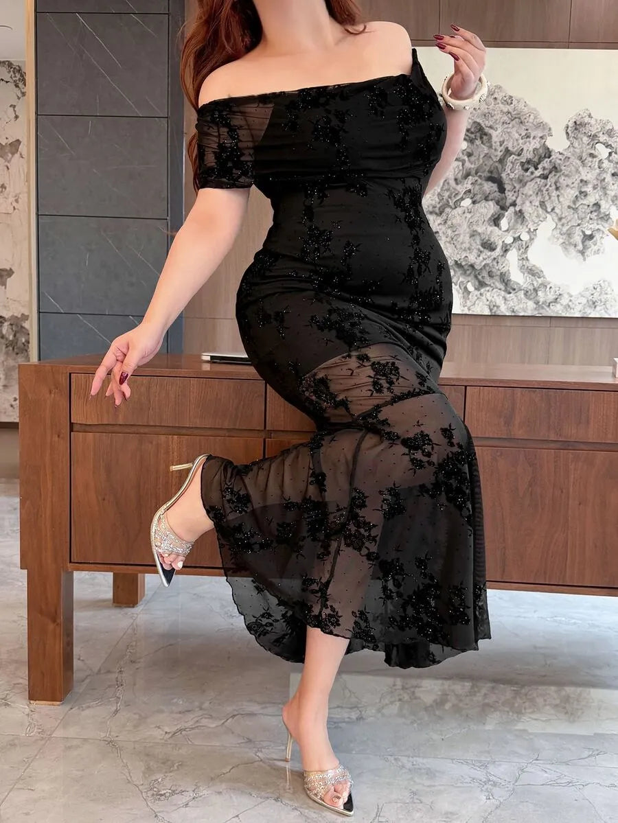 SHEIN REIGN AVE فستان سهرة من الساتان بتطريز مخملي وكتف مكشوف بلون أسود