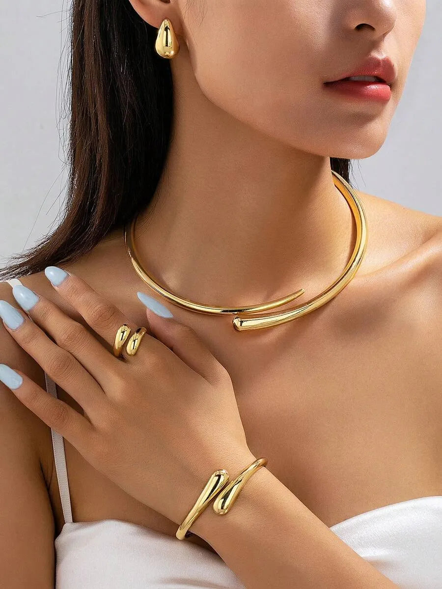 SHEIN طقم مجوهرات نسائي سوار وخاتم وقلادة وأقراط بتصميم قطرة ماء بلون ذهبي أصفر