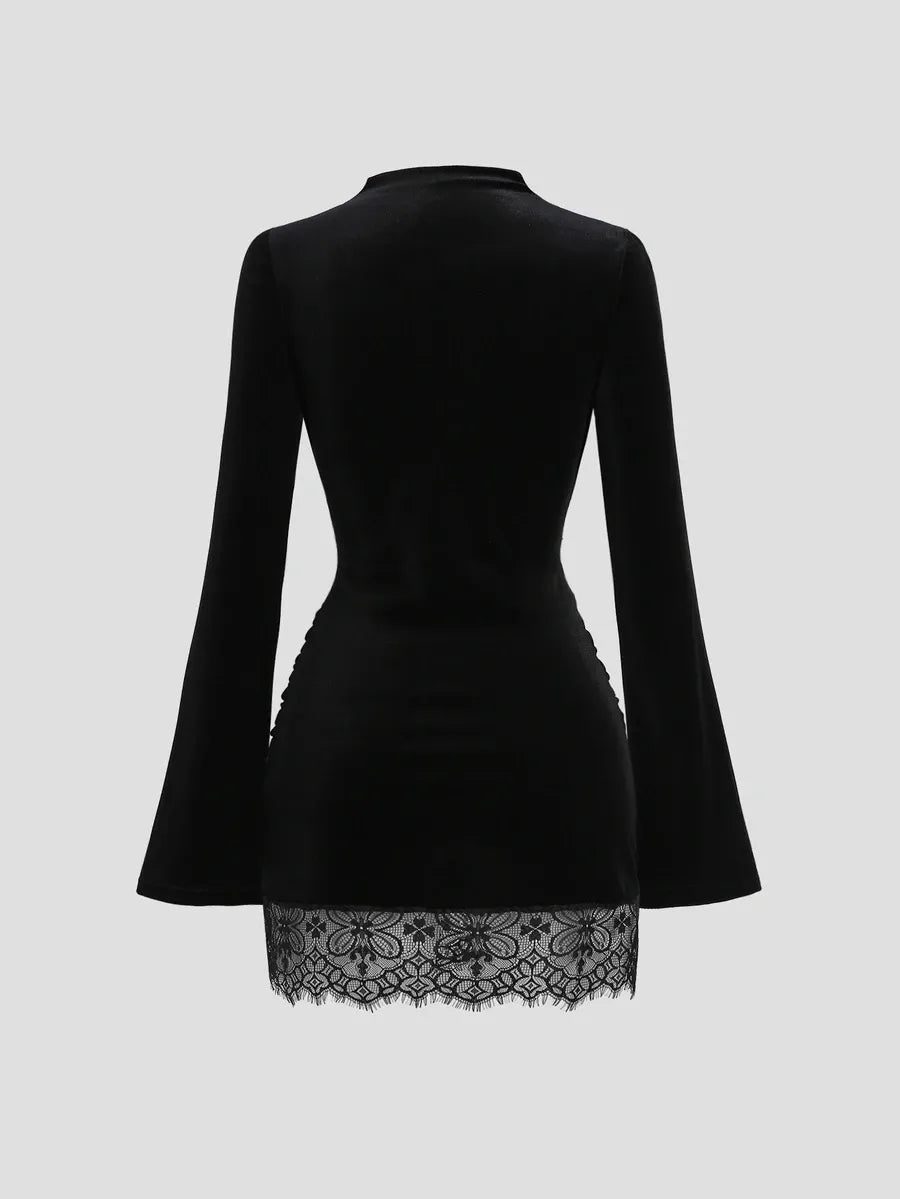 SHEIN Sweetra فستان ميني ضيق بياقة نصف عالية وأكمام واسعة وثنيات وحافة دانتيل بلون أسود