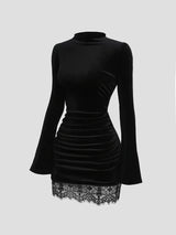 SHEIN Sweetra فستان ميني ضيق بياقة نصف عالية وأكمام واسعة وثنيات وحافة دانتيل بلون أسود