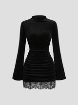 SHEIN Sweetra فستان ميني ضيق بياقة نصف عالية وأكمام واسعة وثنيات وحافة دانتيل بلون أسود