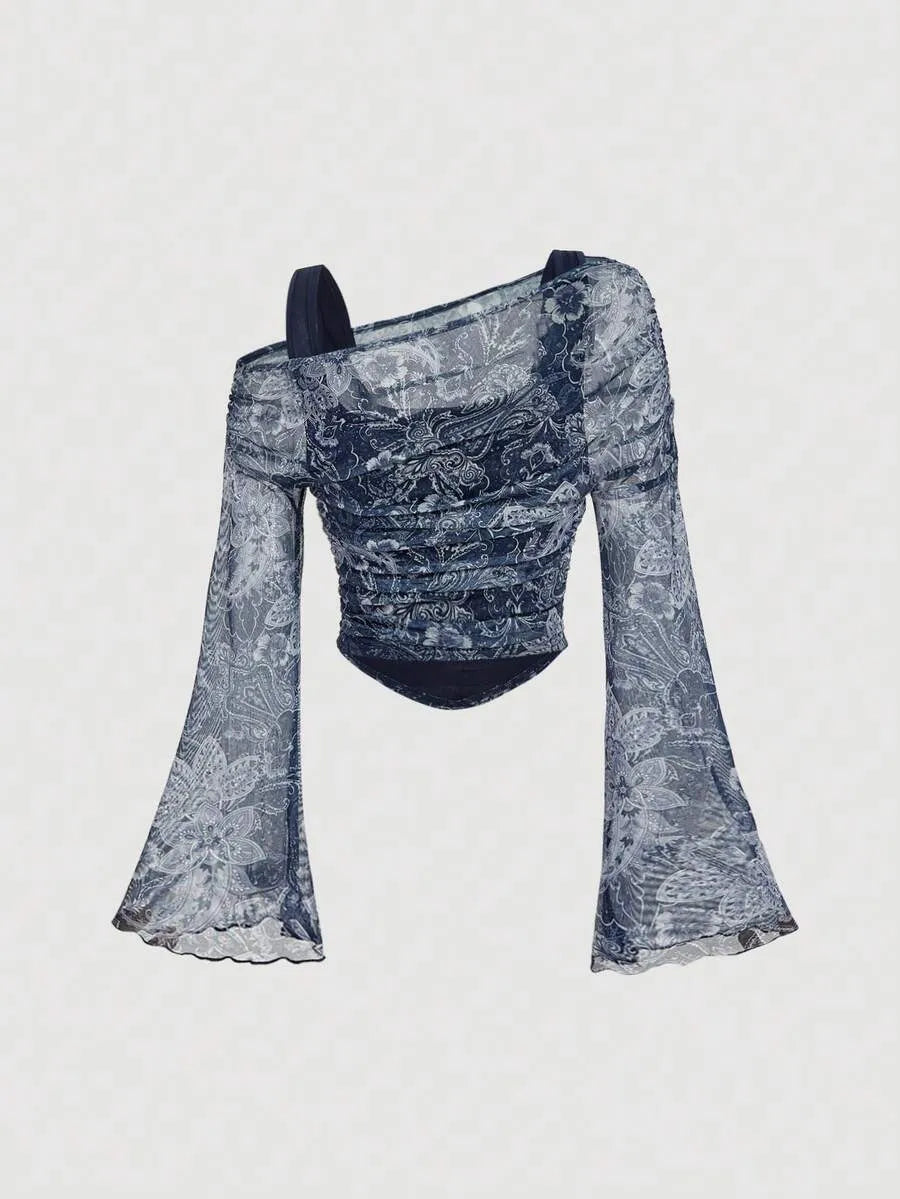 SHEIN MOD تي شيرت نسائي قصير بأكمام واسعة وكتف غير متماثل ونقشة باسلي بلون أزرق بحري