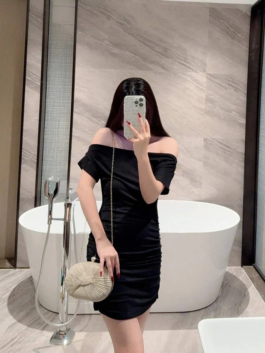 SHEIN حقيبة كلاتش بيضاوية صغيرة لامعة بفيونكة ورصاص ألماسي