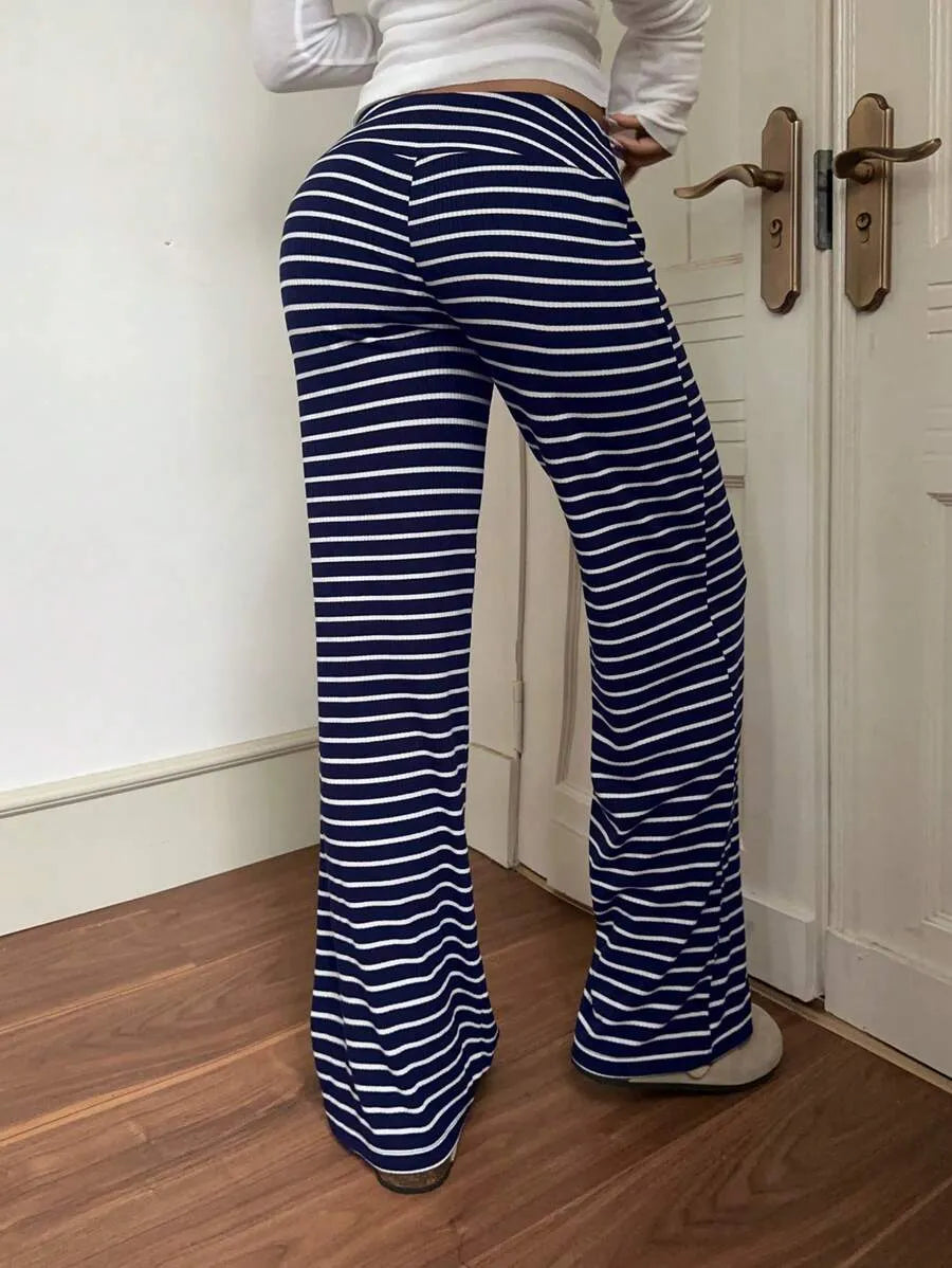 SHEIN EZwear بنطلون بلون ازرق وابيض واسع الساق من الساتان بخصر منخفض مخطط