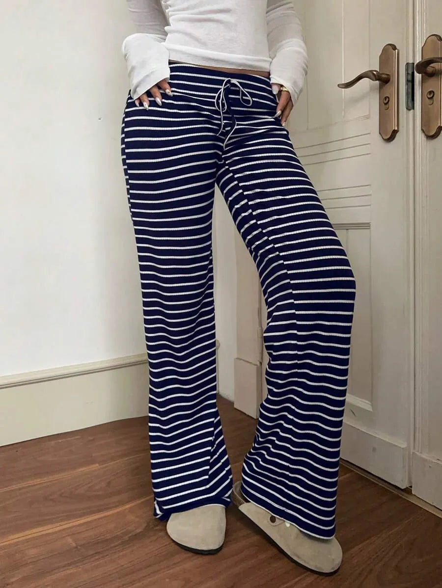 SHEIN EZwear بنطلون بلون ازرق وابيض واسع الساق من الساتان بخصر منخفض مخطط