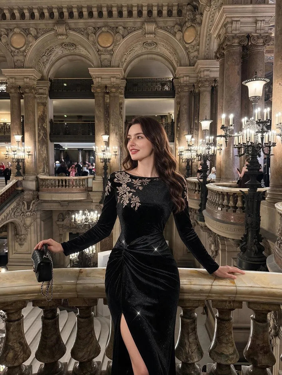SHEIN Vintamour فستان مخملي طويل بياقة قارب وتطريز زهور وترتر وفتحة جانبية بلون أسود