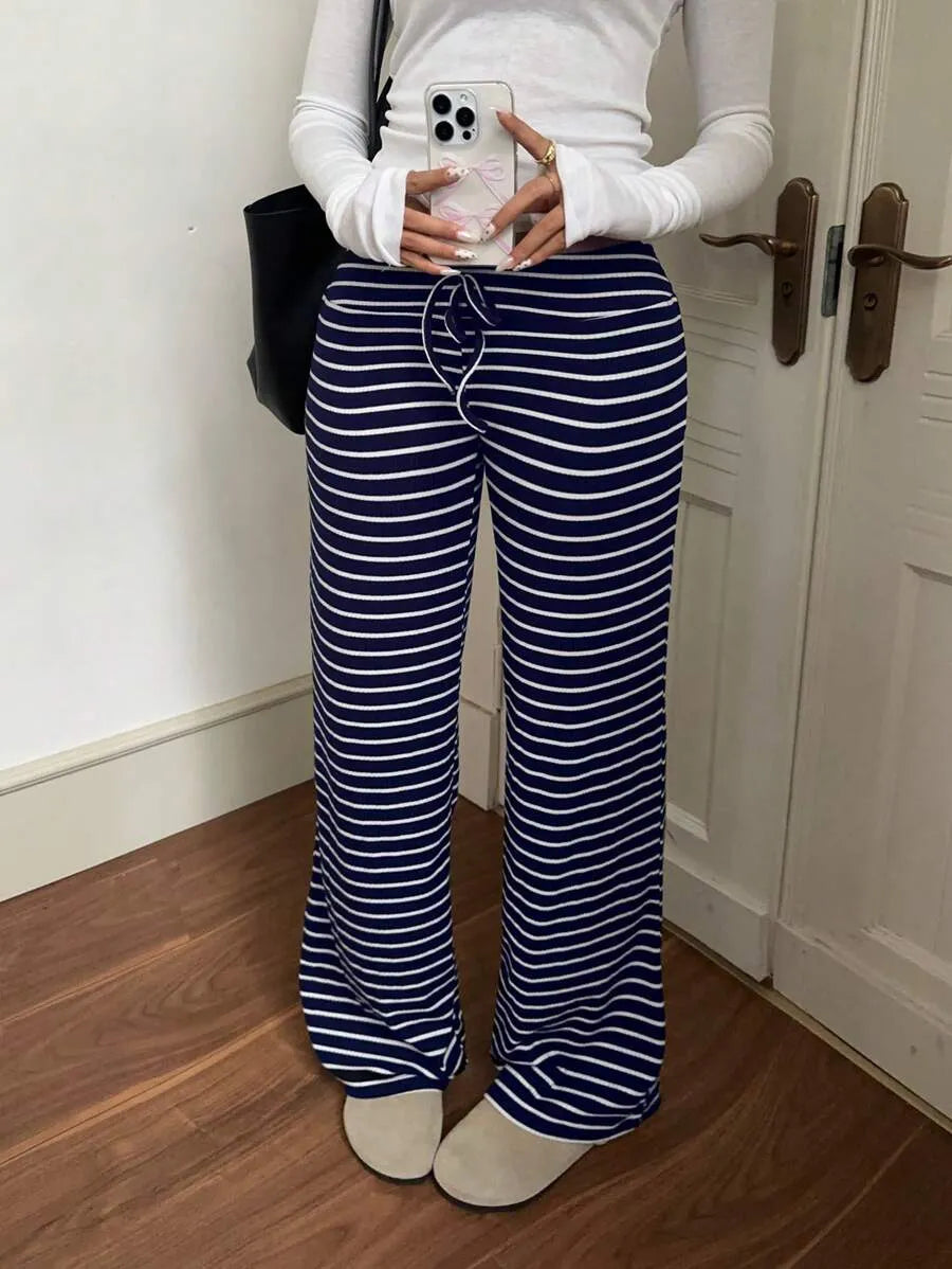 SHEIN EZwear بنطلون بلون ازرق وابيض واسع الساق من الساتان بخصر منخفض مخطط