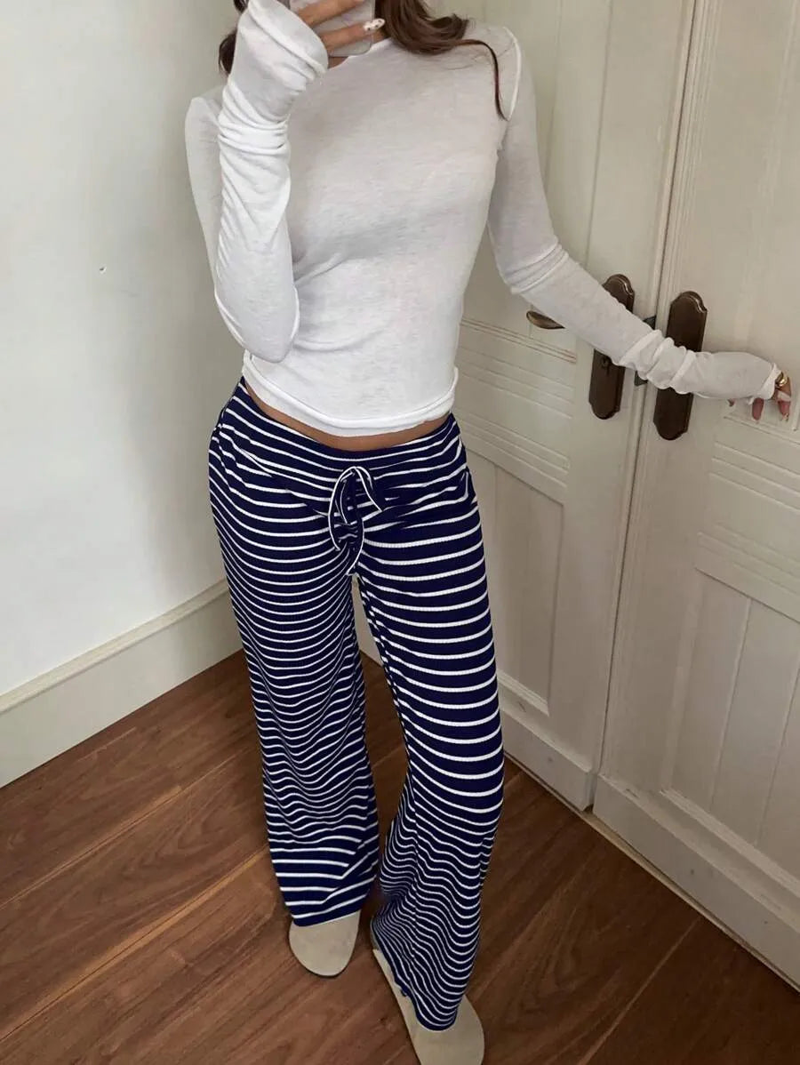 SHEIN EZwear بنطلون بلون ازرق وابيض واسع الساق من الساتان بخصر منخفض مخطط