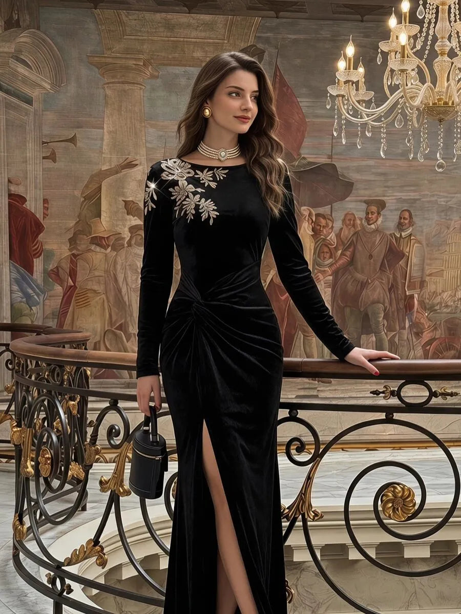SHEIN Vintamour فستان مخملي طويل بياقة قارب وتطريز زهور وترتر وفتحة جانبية بلون أسود