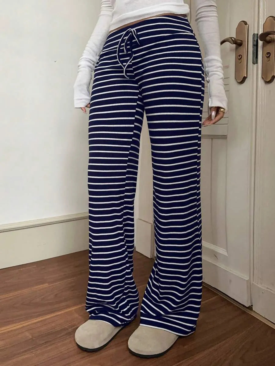 SHEIN EZwear بنطلون بلون ازرق وابيض واسع الساق من الساتان بخصر منخفض مخطط