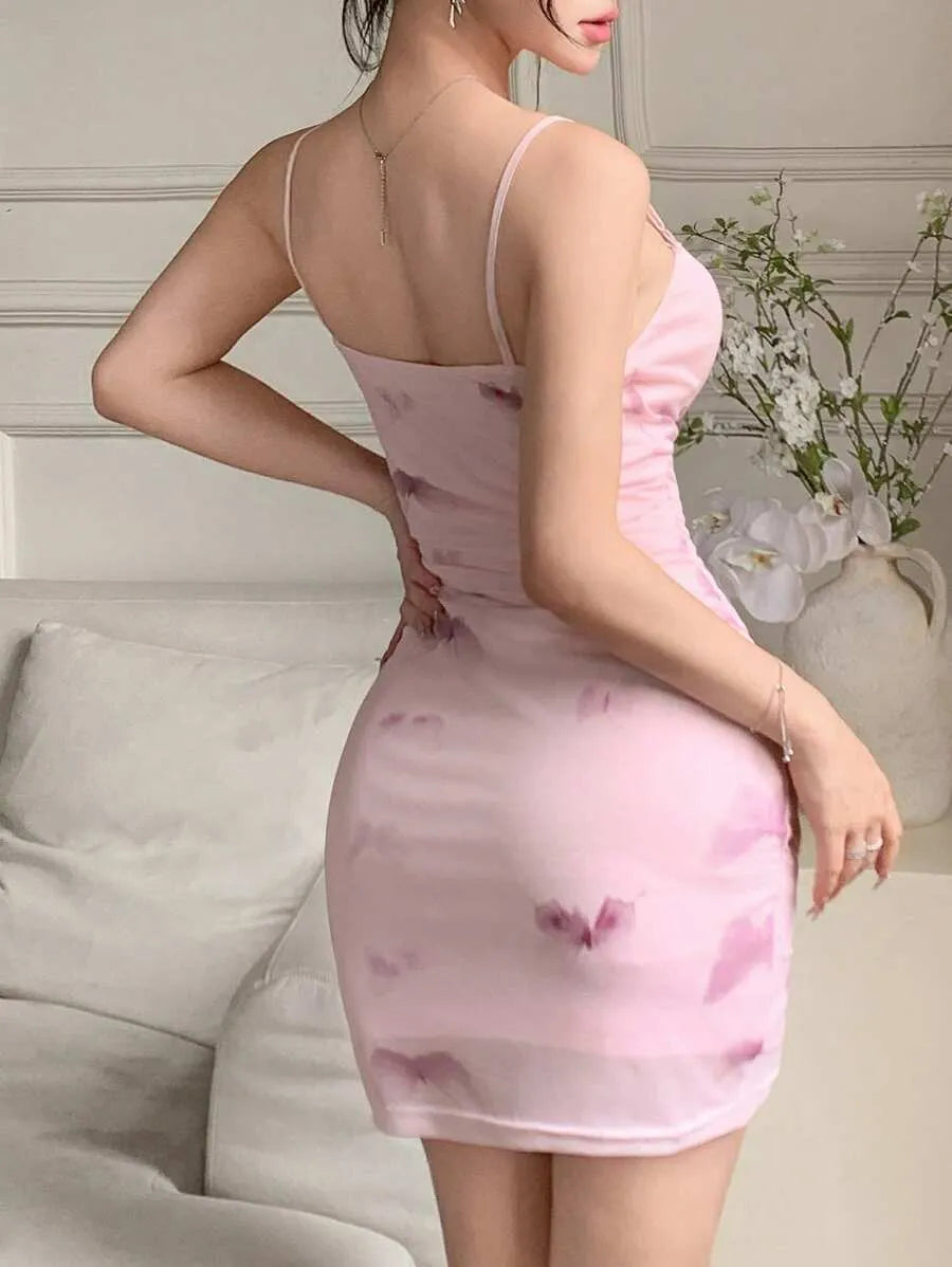 SHEIN DAZY فستان بلون وردي قصير كاميسول بطبعات فراشة وتصميم محبوك